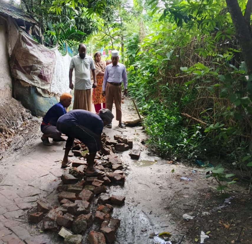 বুধহাটায় ইটের সোলিং রাস্তা সংস্কার করলেন চেয়ারম্যান প্রার্থী এ্যাডঃ শহিদুল