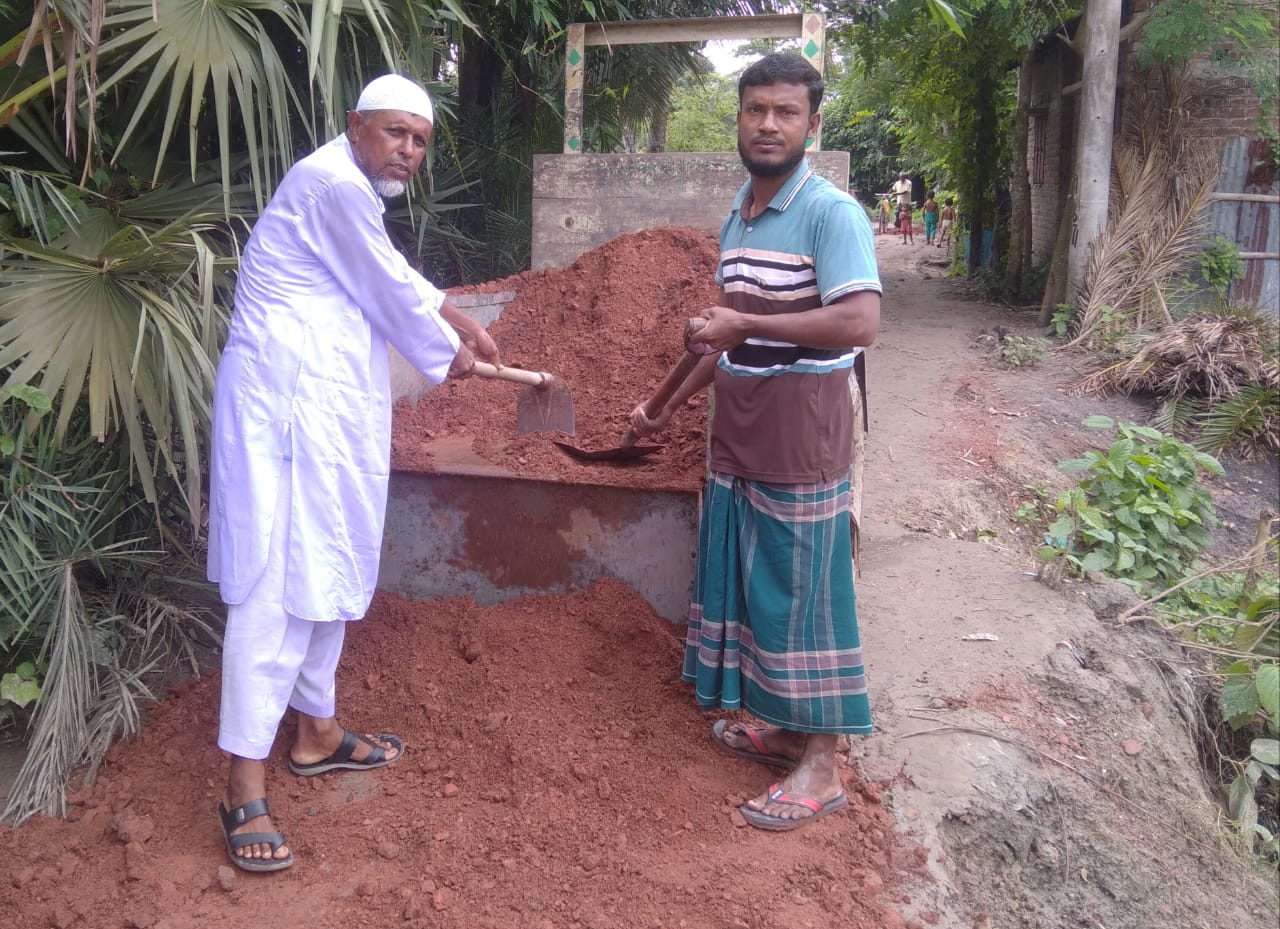 বৈকারী মাঝেরপাড়ায় চলাচলের অনুপযোগী সড়কে ইটের খোয়া ফেলে সংস্কার করল জামায়াতে ইসলামী
