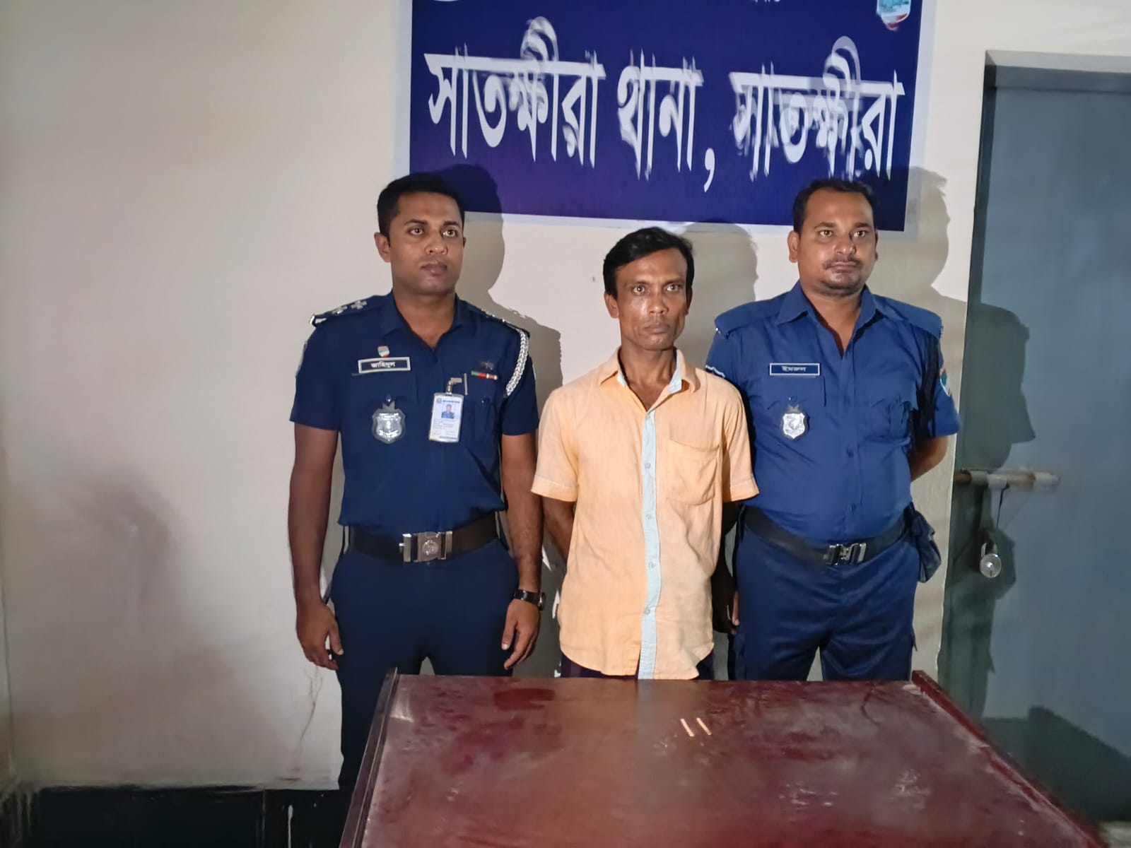 সন্ধ্যা নামলেই সাতক্ষীরায় মোড়ে মোড়ে পুলিশের হানা: ইয়াবা গাজা সহ মাদক সম্রাট খোরশেদ ও সাবিনা গ্রেপ্তার