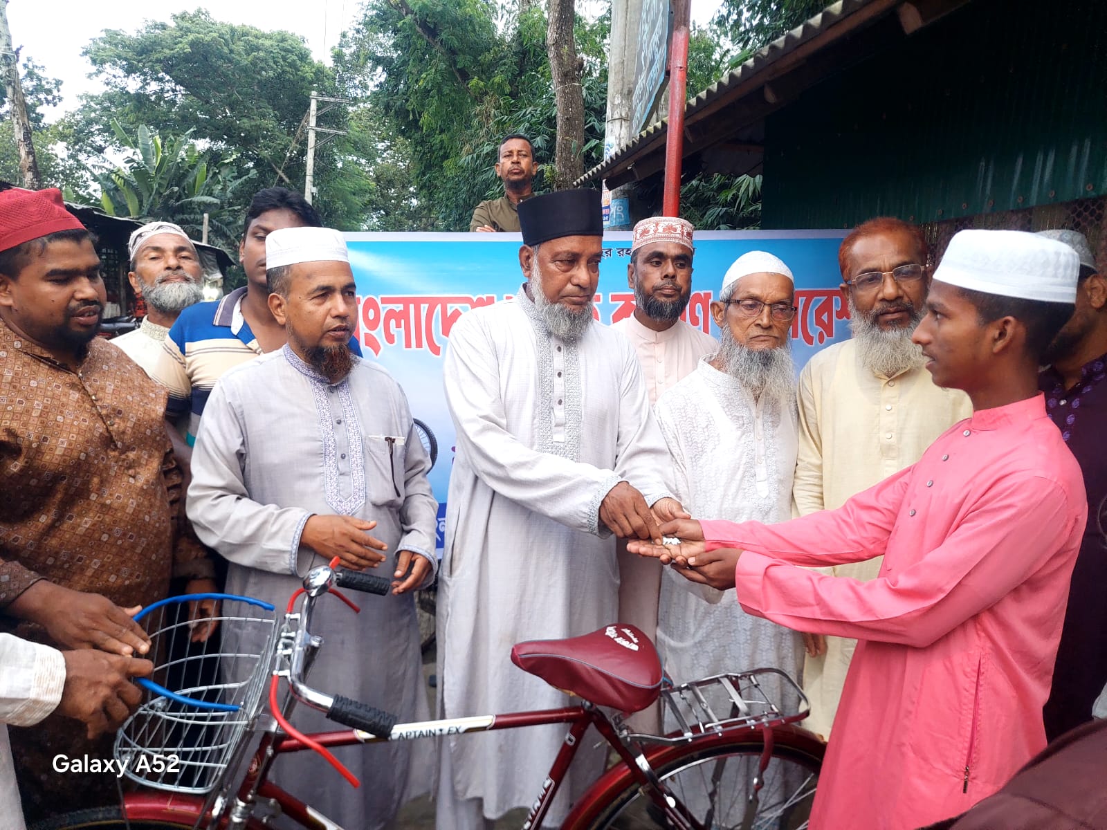 শ্রমিক কল্যাণ ফেডারেশনের উদ্যোগে আগরদাঁড়ীতে সাইকেল বিতরণ