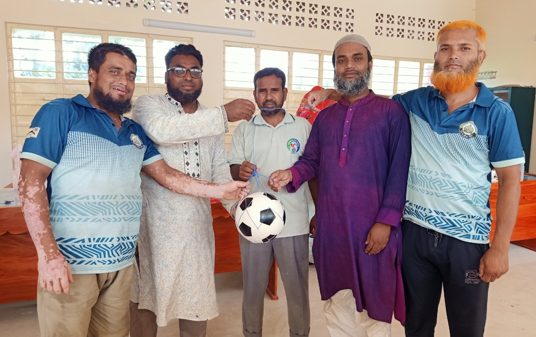 এমপি অধ্যক্ষ মোঃ ইজ্জত উল্লাহর পক্ষ থেকে কলারোয়ার লাঙ্গলঝাড়া ইউনিয়নের ১১টি শিক্ষা প্রতিষ্ঠানে ফুটবল বিতরণ