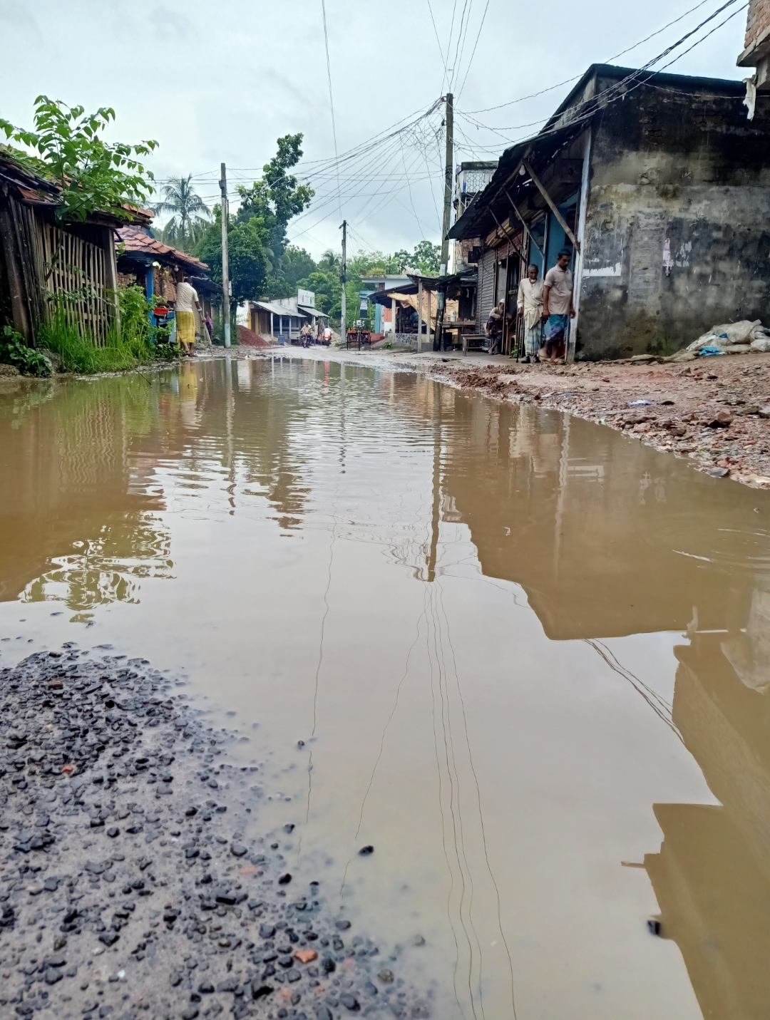 কলারোয়ার লাঙ্গলঝাড়া বাজারে রাস্তার বেহাল দশা দুর্ভোগে সাধারণ মানুষ