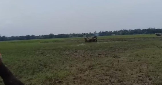 শ্যামনগরে ট্রাক্টর দিয়ে ফুটবল মাঠ চাষ, বাঁধা দেওয়ায় হামলা, আহত ১৩