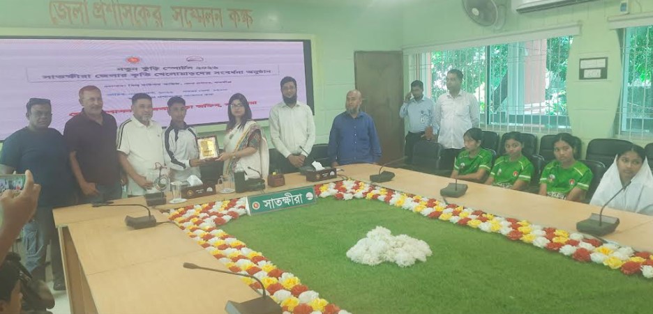 সাতক্ষীরায় কৃতি খেলোয়াড়দের সংবর্ধনা ও স্বেচ্ছাসেবী সংস্থায় অনুদানের চেক বিতরণ