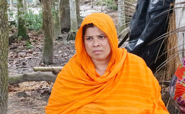 ভারতের পুশইনে ভারতীয় নারী, ঠায় এখনো কলারোয়ায় ডেস্ক নিউজ