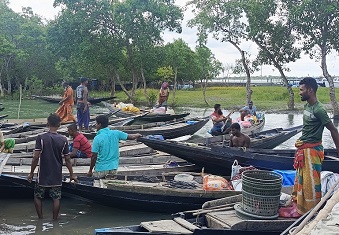 সুন্দরবনে প্রবেশের অপেক্ষায় বনজীবী ও পর্যটকেরা