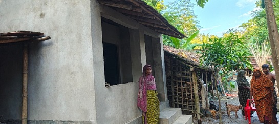 কলারোয়ায় নতুন পাকা ঘর পেলেন স্বজনহীন রাইমা ডেস্ক নিউজ