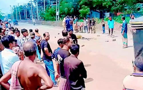বিশেষ প্রতিনিধি : সাতক্ষীরার কালিগঞ্জে দ্রুতগতির ট্রাকের চাকায় পিষ্ট হয়ে আবু রায়হান (৩০) নামে এক যুবক মারা গেছেন। শনিবার (১৫ আগস্ট) দুপুরে সাতক্ষীরা-শ্যামনগর সড়কের কালিগঞ্জ ফিলিং স্টেশনের পাশে এ দুর্ঘটনা ঘটে। GeographicReference  নিহত আবু রায়হান শ্যামনগর উপজেলার কাটখালী গ্রামের বাসিন্দা। তিনি হ্যামকো কোম্পানির ডেলিভারীম্যান হিসেবে কর্মরত ছিলেন।  পুলিশ ও স্থানীয় সূত্রে জানা গেছে, দুপুরে আবু রায়হান হ্যামকো কোম্পানির মালামাল নিয়ে ডেলিভারী ভ্যানে নলতার দিকে যাচ্ছিলেন। কালিগঞ্জ ফিলিং স্টেশন সংলগ্ন এলাকায় পৌঁছালে পিছন থেকে একটি দ্রুতগতির ট্রাক ডেলিভারি ভ্যানে সজোরে ধাক্কা দিলে তিনি সড়কে পড়ে যান। এ সময় ট্রাকের চাকায় পিষ্ট হয়ে ঘটনাস্থলেই মৃত্যু হয় আবু রায়হানের।  স্থানীয় জনতা ট্রাকটি আটক করলেও চালক পালিয়ে গেছে বলে জানা গেছে। খবর পেয়ে কালিগঞ্জ থানার পুলিশ ঘটনাস্থলে পৌঁছে নিহতের লাশ উদ্ধার করে সুরতহাল শেষে থানায় নিয়ে যায়।  কালিগঞ্জ থানার অফিসার ইনচার্জ (ওসি) মোহাম্মদ শহিদুল ইসলাম ঘটনার সত্যতা নিশ্চিত করে বলেন, লাশ ময়নাতদন্তের জন্য প্রেরণ এবং যথাযথ আইনগত ব্যবস্থা গ্রহণ প্রক্রিয়াধীন আছে।