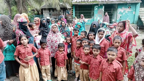 শ্যামনগরে ৪০০ ছিন্নমূল শিশুকে সহায়তা প্রদান