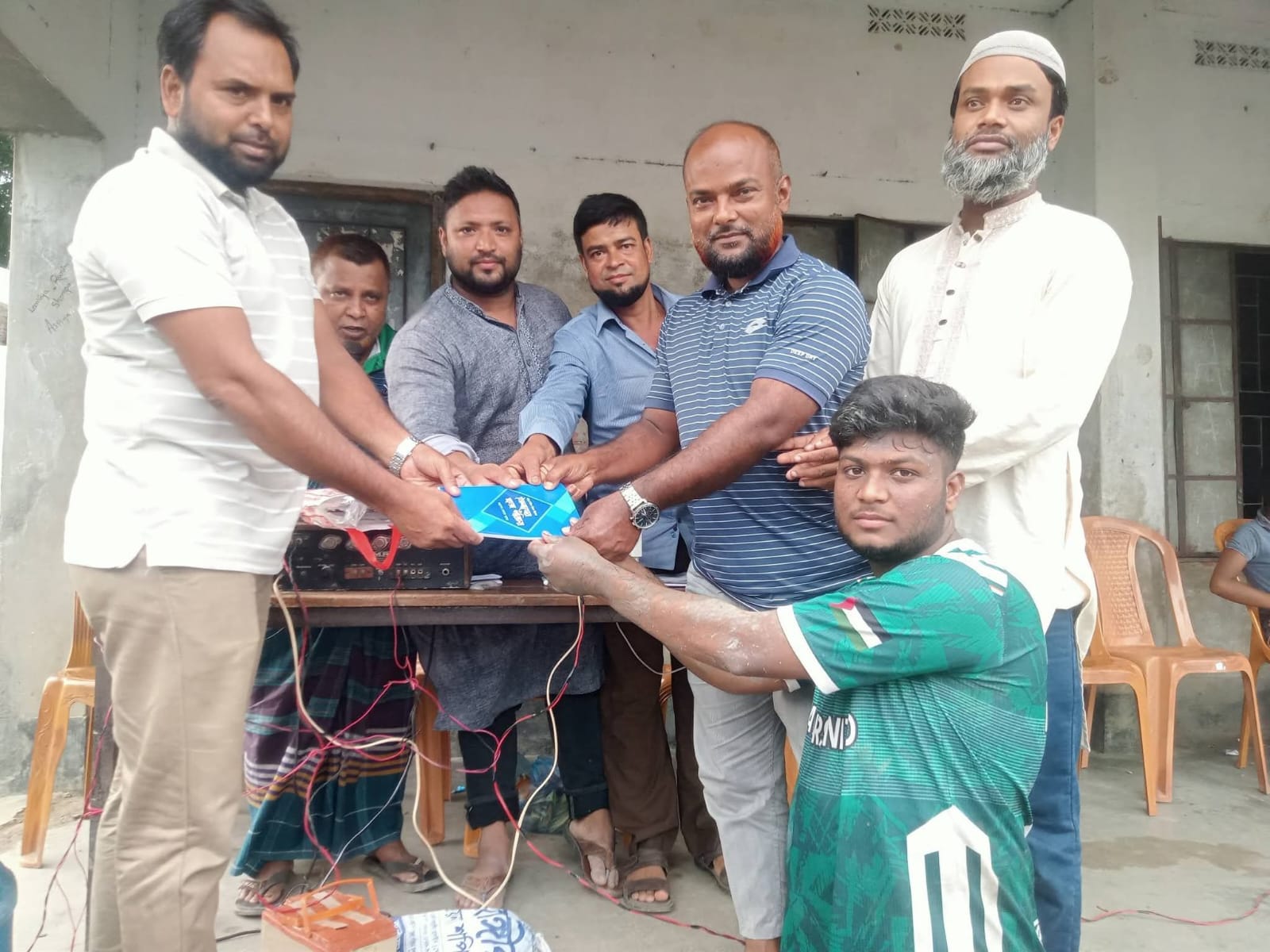 কলারোয়ার লাঙ্গলঝাড়ায় ৮ দলীয় জুলাই স্মৃতি ফুটবল টুর্নামেন্টের উদ্বোধনী খেলা অনুষ্ঠিত
