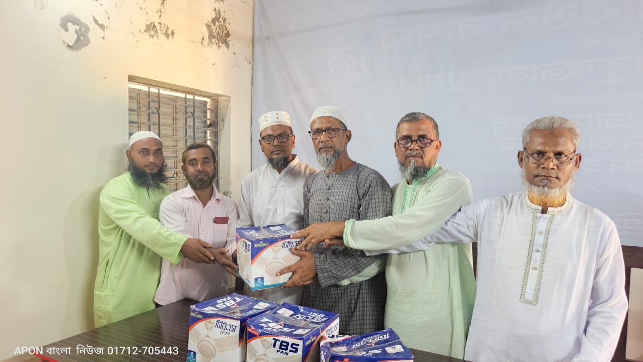 আশাশুনির ৯টি প্রতিষ্ঠানে এমপি মুহাদ্দিস রবিউল বাশারের পক্ষে সিলিং ফ্যান বিতরণ