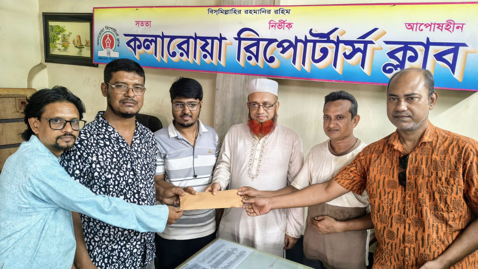 সাংবাদিকদের পাশে এমপি ইজ্জত উল্লাহ: কলারোয়ার দুই সাংবাদিক সংগঠনকে আর্থিক অনুদান
