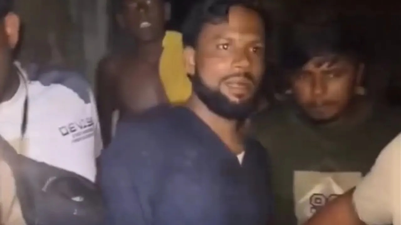 দেবহাটায় পরকীয়ার অভিযোগে আওয়ামী লীগ নেতা আটক: জামায়াতকে জড়িয়ে সংবাদের প্রতিবাদ