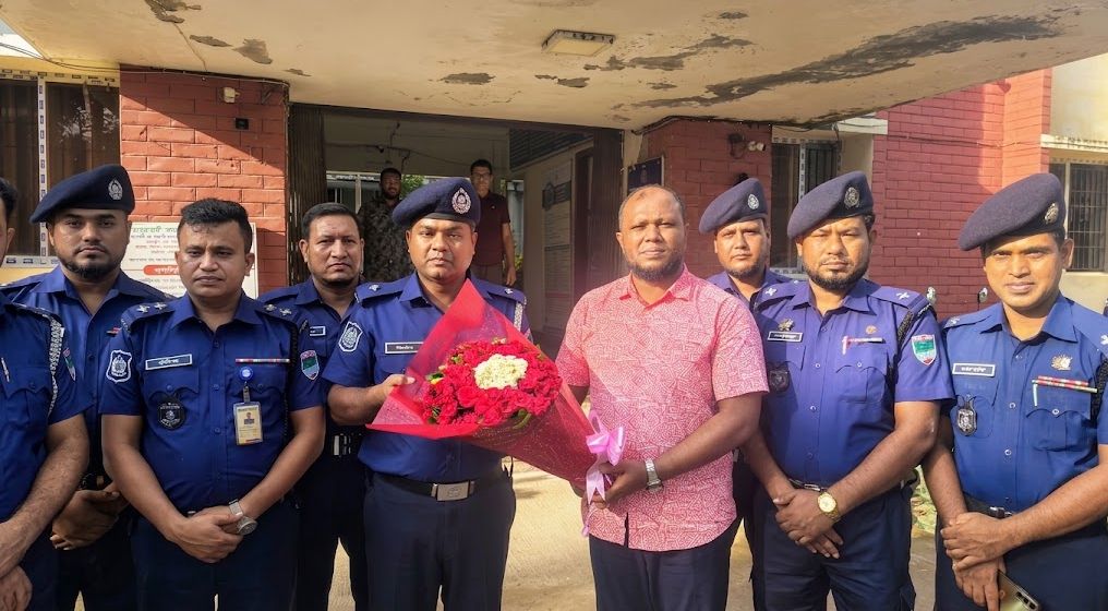 অশ্রুসিক্ত বিদায়ে কলারোয়া ছাড়লেন ওসি এইচ এম শাহীন