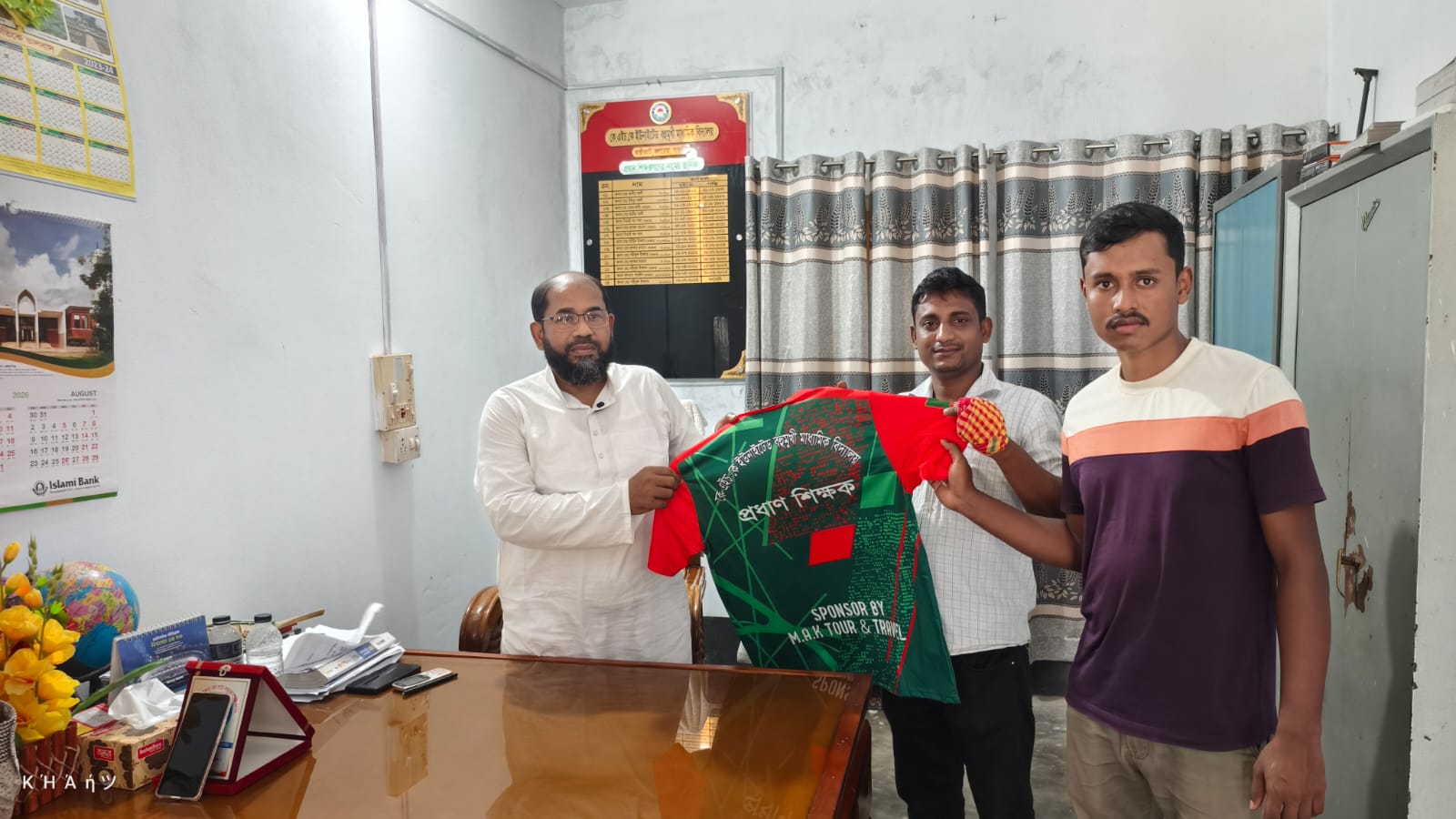 কলারোয়ায় স্কুল ফুটবল দলের মাঝে জার্সি বিতরণ