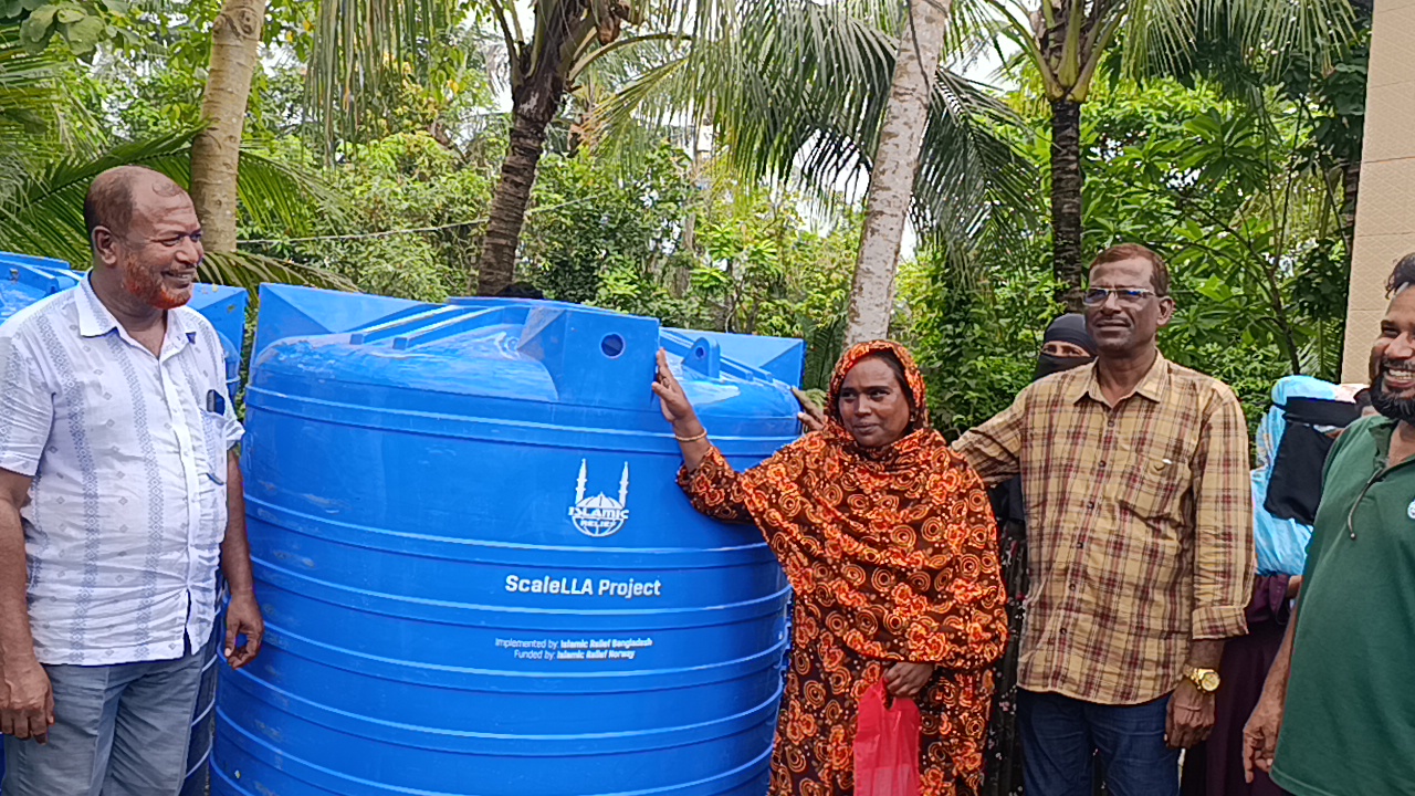 সুপেয় পানির সংকট মোকাবিলায় শ্যামনগরে ৩১৭ পরিবারকে বৃষ্টির পানি সংরক্ষণ ট্যাংক দিচ্ছে ইসলামিক রিলিফ