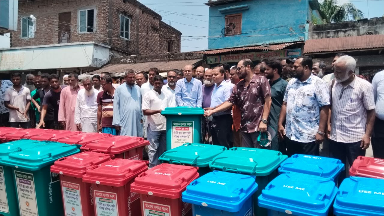পরিচ্ছন্ন কালিগঞ্জ গড়ার প্রত্যয়ে ঐতিহ্যবাহী নাজিমগঞ্জ বাজারে ডাস্টবিন বিতরণ