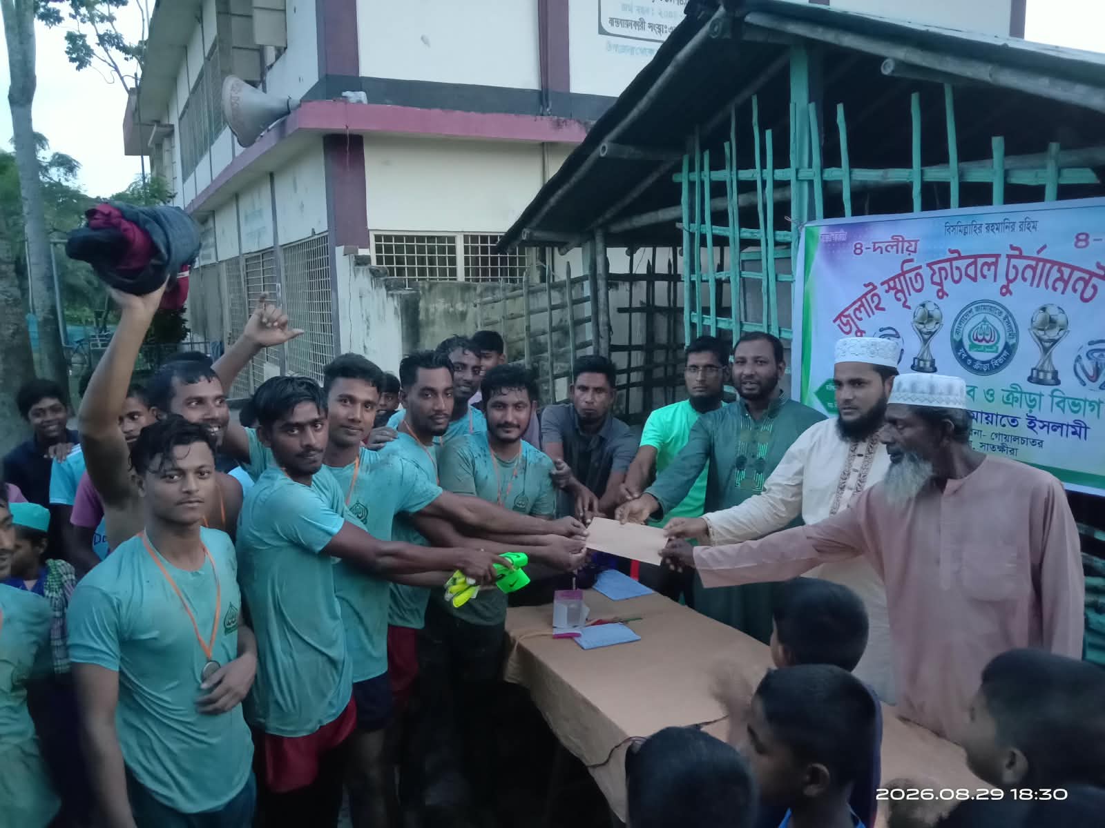 কলারোয়ার গোয়ালচাতরে জুলাই স্মৃতি ৪ দলীয় ফুটবল টুর্নামেন্টের ফাইনাল অনুষ্ঠিত উত্তরপাড়াকে ৩-২ গোলে হারিয়ে চ্যাম্পিয়ন দক্ষিণপাড়া একাদশ