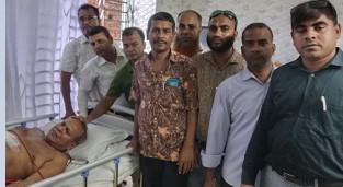 অসুস্থ গ্রামডাক্তারকে হাসপাতালে দেখতে গেলেন সমিতির নেতারা