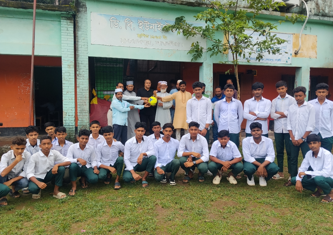 সাতক্ষীরা-২ আসনের এমপির বরাদ্দে ডিবি ইউনাইটেড হাইস্কুলে ফুটবল বিতরণ