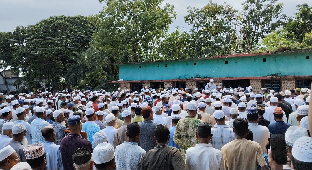 কালিগঞ্জের অন্যতম সমাজ সংস্কারক চেয়ারম্যান আব্দুল গফুরের জানাজায় হাজারো মানুষের ঢল