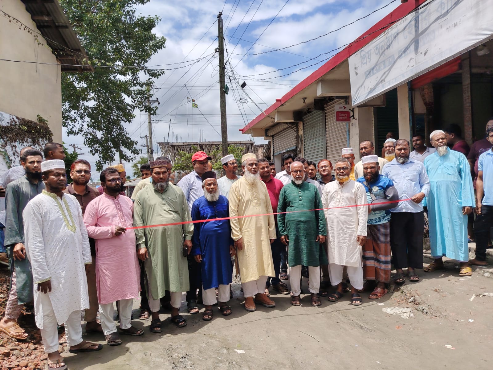 তালায় সড়ক নির্মাণকাজের উদ্বোধন করলেন অধ্যক্ষ মোহাম্মদ ইজ্জত  উল্লাহ এম পি।