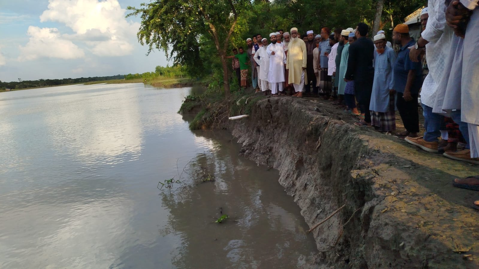 কপোতাক্ষের ভাঙনকবলিত বালিয়া পরিদর্শনে এমপি ইজ্জত উল্লাহ নদীভাঙন রোধে টেকসই ব্যবস্থা নেওয়ার আশ্বাস