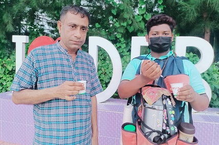 কাঁধে কফির ফ্লাস্ক, চোখে স্বপ্ন-রূপসী ম্যানগ্রোভে আকাশের জীবনসংগ্রাম