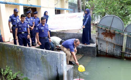 সাতক্ষীরায় মৎস্য পোনা অবমুক্ত করলেন পুলিশ সুপার