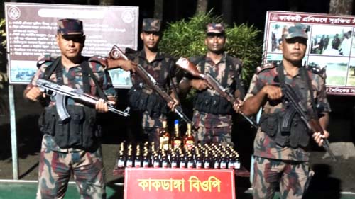 সাতক্ষীরা সীমান্তে বিজিবির অভিযানে প্রায় তেরো লক্ষ টাকার মাদকসহ চোরাচালানীর মালামাল জব্দ