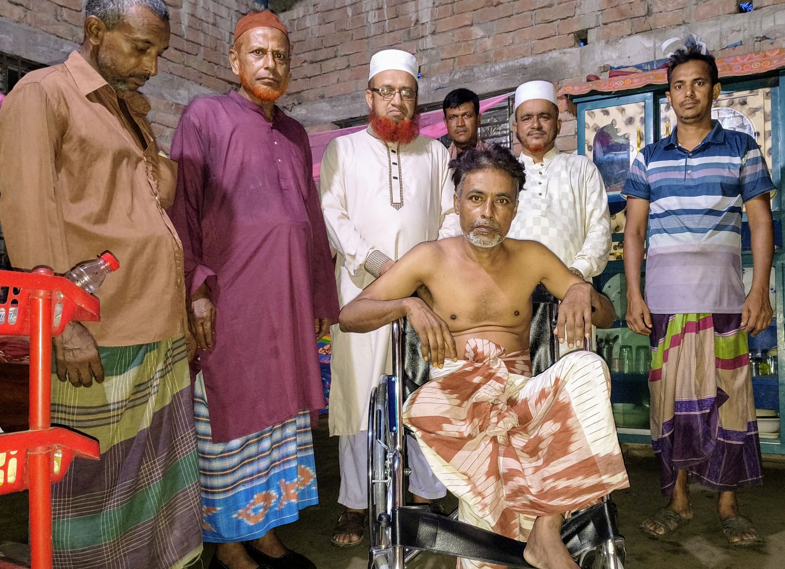 জয়নগরে প্রতিবন্ধীকে হুইলচেয়ার দিল মানবতা গ্রুপ