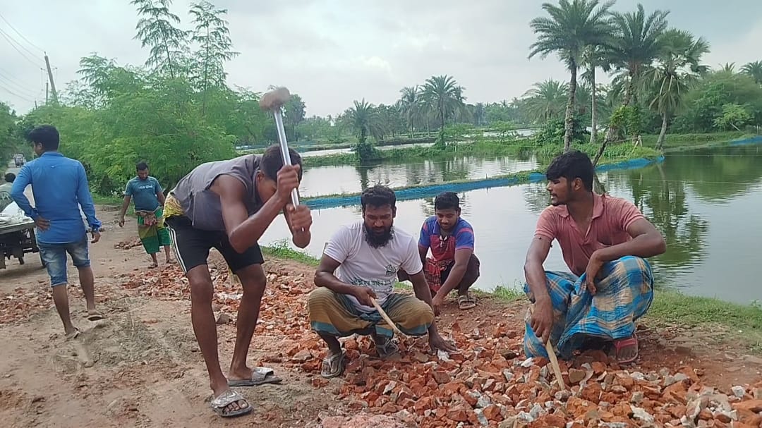 সাতক্ষীরায় রইচপুর ব্রিজের দু’পাশে বেহাল দশা জনদুর্ভোগ কমাতে জামায়াত যুব বিভাগের স্বেচ্ছাশ্রম ও সংস্কার