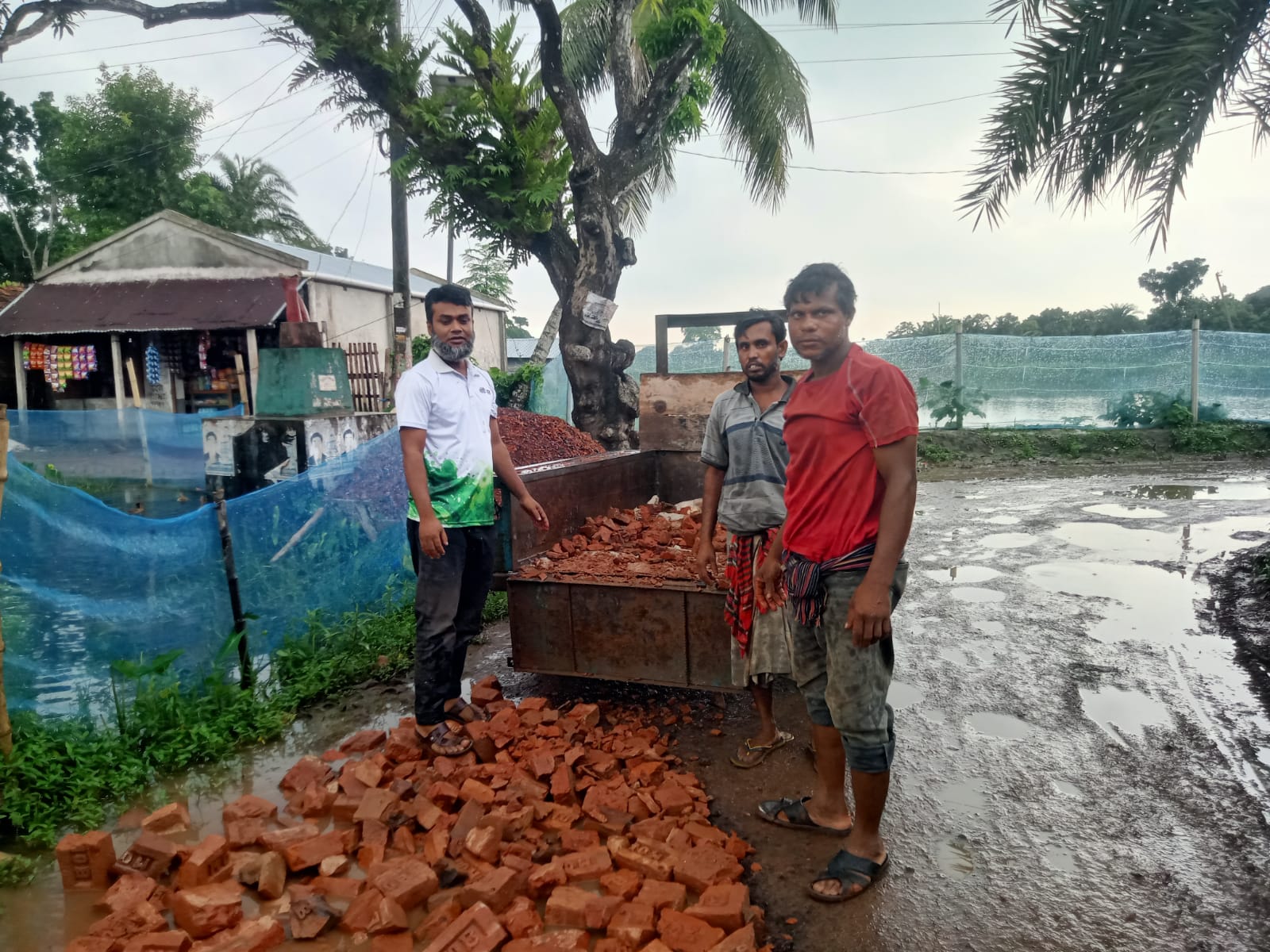 কলারোয়ার মাহমুদপুরে দীর্ঘদিন পানিতে ডুবে থাকা রাস্তা সংস্কারে উদ্যোগ ইউনিয়ন আমিরের নেতৃত্বে স্থানীয়দের অংশগ্রহণে সংস্কারকাজ শুরু