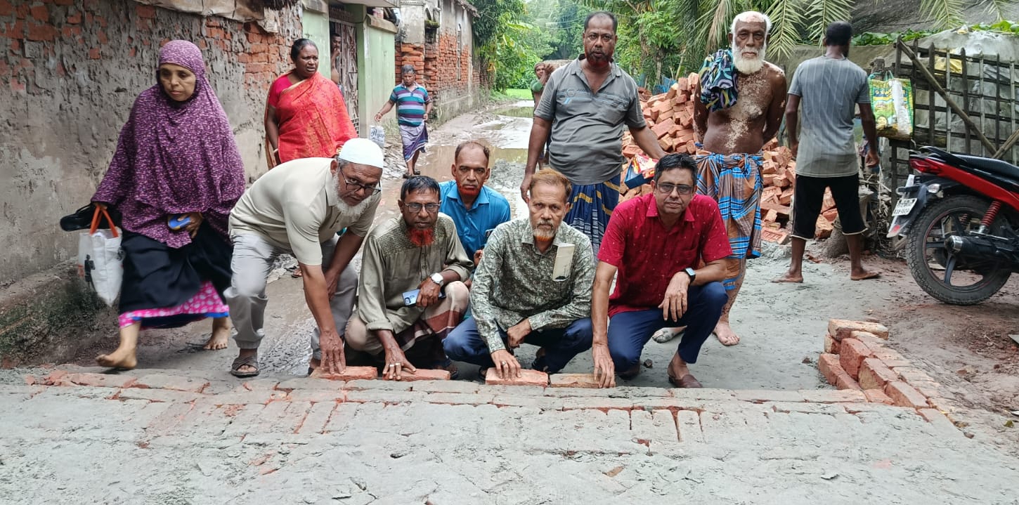 আশাশুনির বাঁশতলা-মহিষকুড় সংযোগ সড়ক সংস্কার কাজের উদ্বোধন