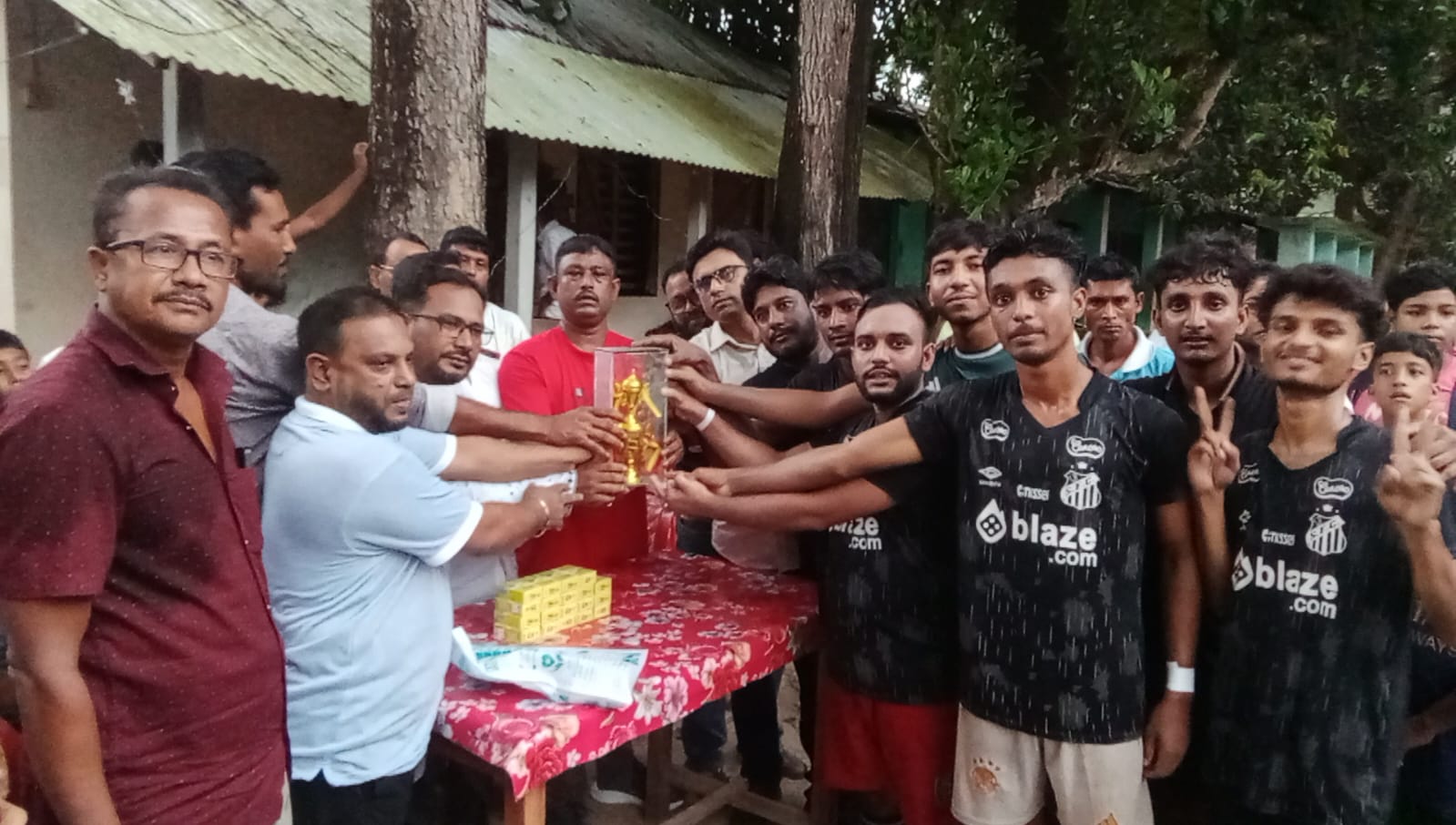 সোনাবাড়ীয়ায় প্রভাতী সংঘের ফুটবল টুর্নামেন্টের ফাইনাল অনুষ্ঠিত হাজারো দর্শকের উপস্থিতিতে জমজমাট লড়াই, পুরস্কার বিতরণ