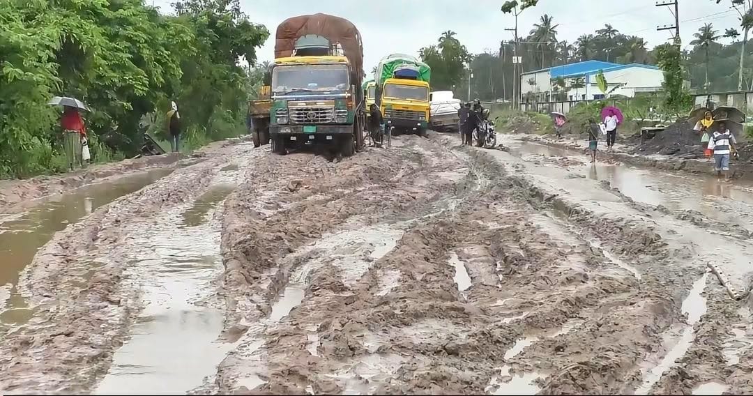 সাতক্ষীরা- সুন্দরবন সড়কের উন্নয়ন কাজ চলছে কচ্ছপ গতিতে ভোগান্তিতে লাখো মানুষ