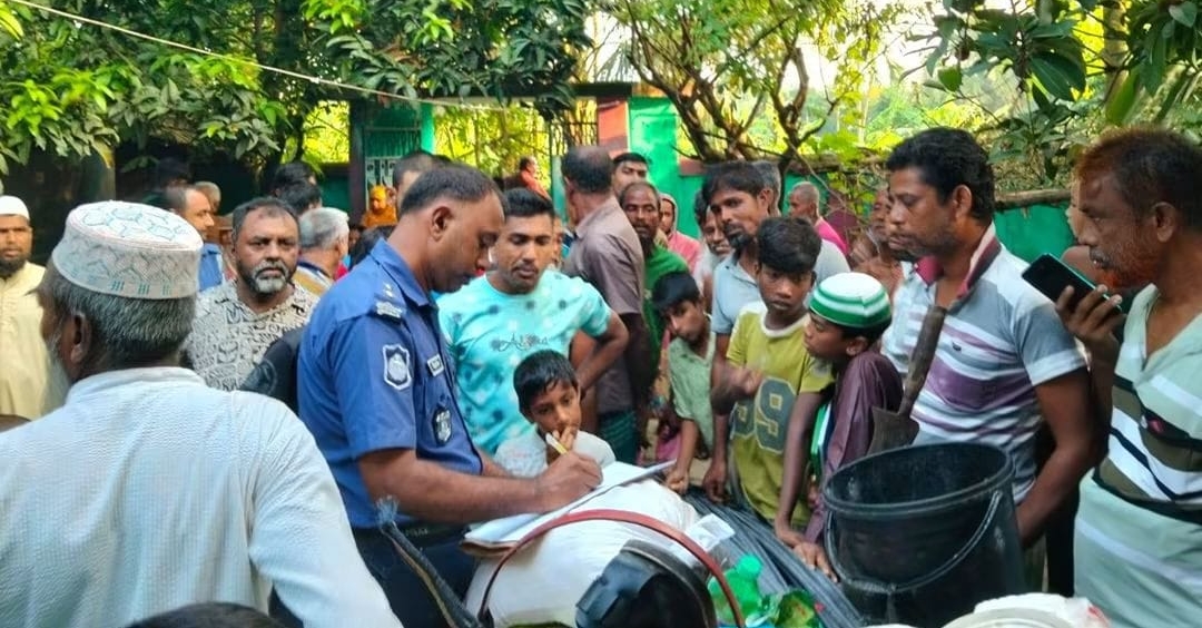 দেবহাটায় গ্রামবাসীর সাহসিকতায় পণ্ড হলো চুরি:   রড ফেলে পালাল সশস্ত্র চোর বাহিনী 