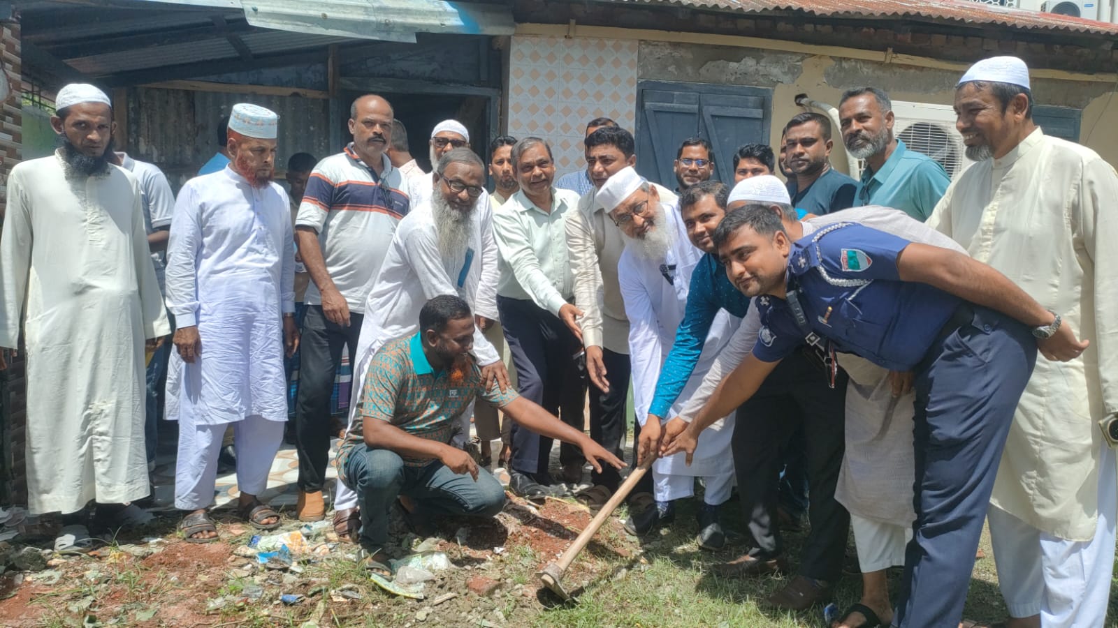 আশাশুনি প্রেস ক্লাবের নতুন দ্বিতল ভবন নির্মাণ কাজের উদ্বোধন করলেন….এমপি মুহাদ্দিস রবিউল বাশার
