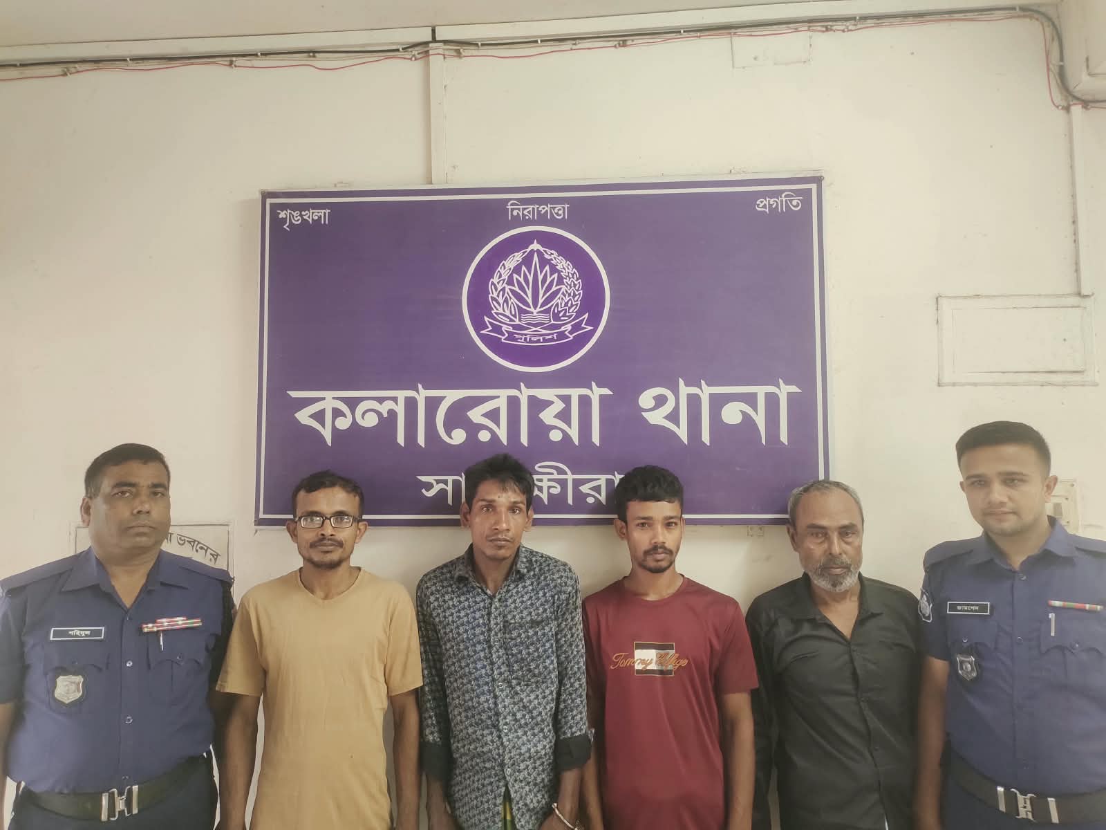কলারোয়ায় পুলিশের বিশেষ অভিযানে পরোয়ানাভুক্তসহ ৪ আসামি গ্রেফতার