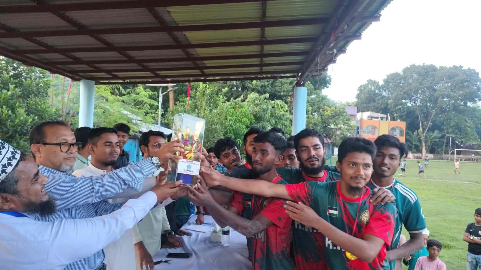 ‎কলারোয়ায় ১৬ দলীয় জুলাই স্মৃতি ফুটবল টুর্নামেন্টের ফাইনাল অনুষ্ঠিত ‎কলারোয়া আলিয়া কামিল মাদ্রাসা ১-০ গোলে হেলাতলা ইউনিয়নকে হারিয়ে চ্যাম্পিয়ন।
