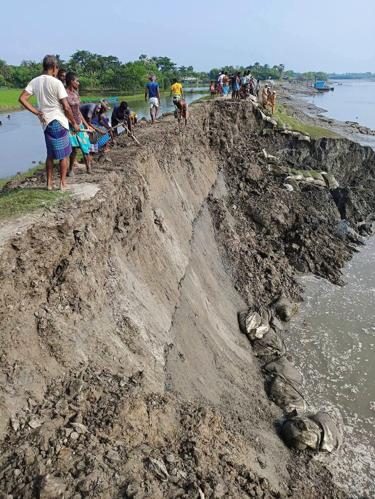 আশাশুনির প্রতাপনগরে ১০০ মিটার ওয়াবদা বেড়িবাঁধের বড় অংশ নদীগর্ভে।। এমপির ঘটনাস্থল পরিদর্শন