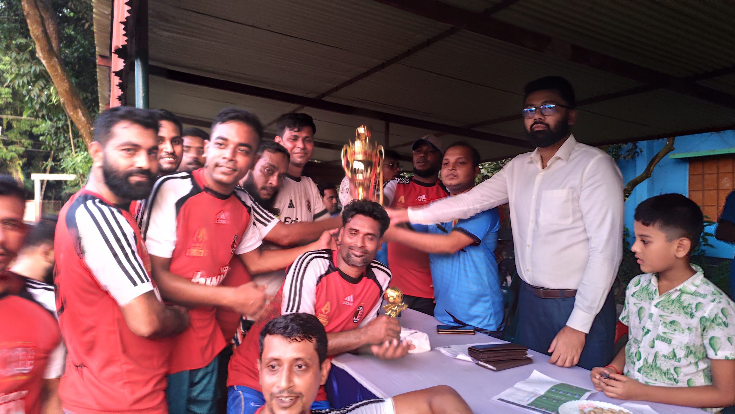 দেবহাটায় ৪ দলীয় ফুটবল ফাইনালে উপজেলা প্রশাসনকে হারিয়ে চ্যাম্পিয়ন থানা দল