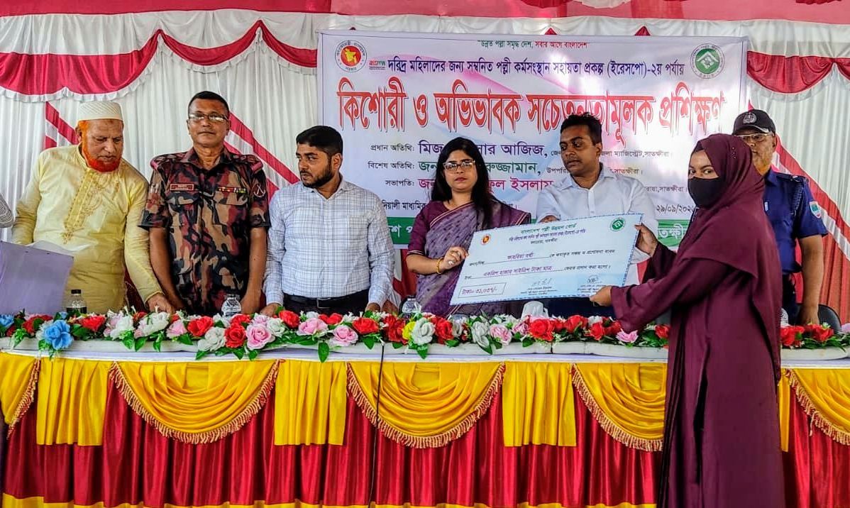 অল্পবয়সী মেয়েদের স্মার্টফোন ব্যবহার নিয়ে জেলা প্রশাসকের সতর্কতা