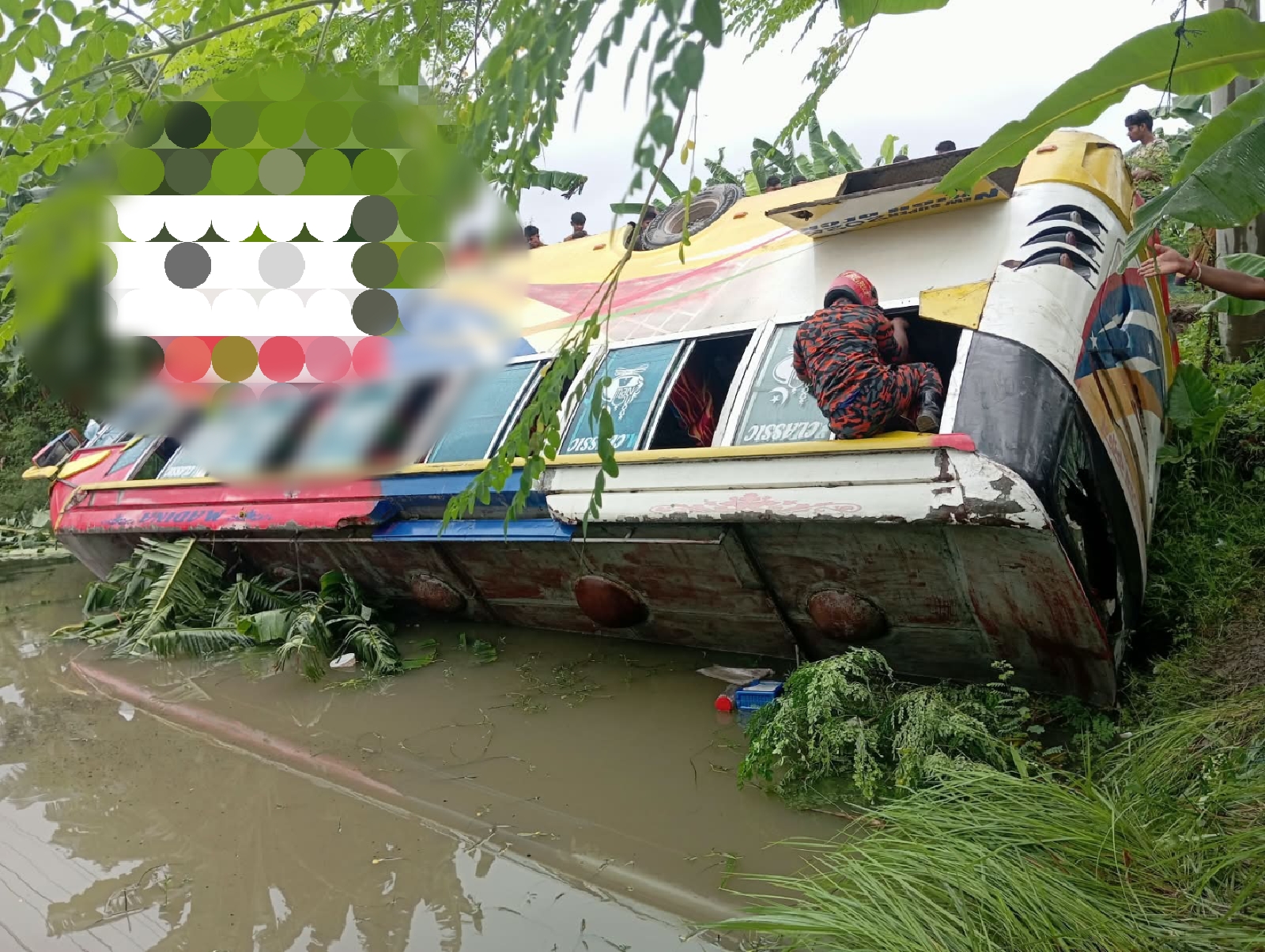 তালায় বাস নিয়ন্ত্রণ হারিয়ে খাদে, বহু হতাহত।