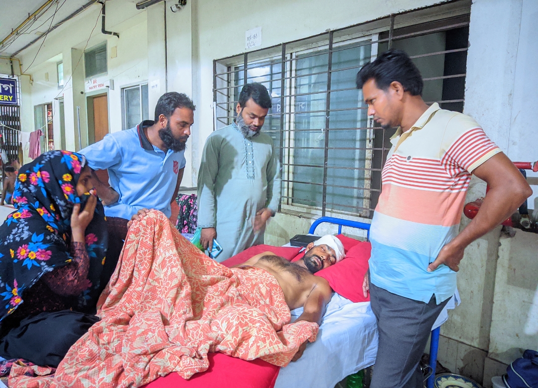 কলারোয়ার লাঙ্গলঝাড়া মাহমুদপুরে অসুস্থদের পাশে জামায়াত আমির মশিয়ার রহমান