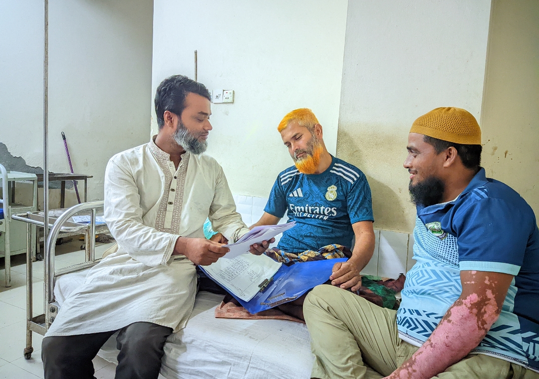 লাঙ্গলঝাড়ায় মেম্বার প্রার্থীর অসুস্থতার খবর পেয়ে সাতক্ষীরা মেডিকেলে ছুটে গেলেন ইউনিয়ন আমির