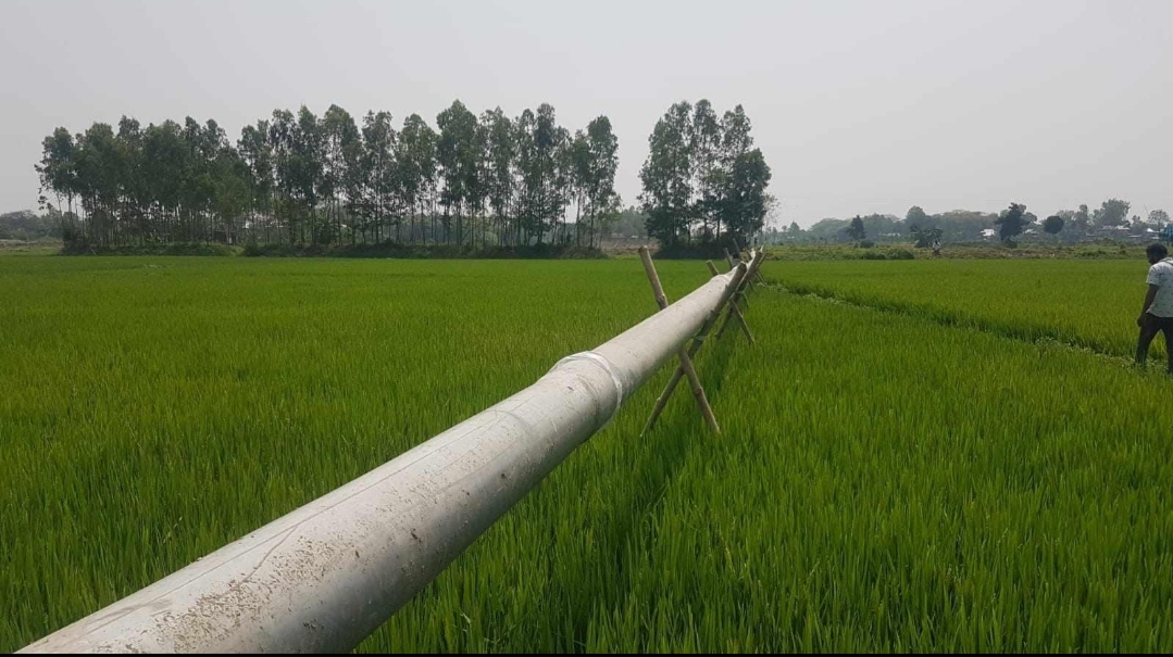 কাকডাঙ্গা সীমান্তে ঘের থেকে ড্রেজিং মেশিনে বালু উত্তোলনের অভিযোগ