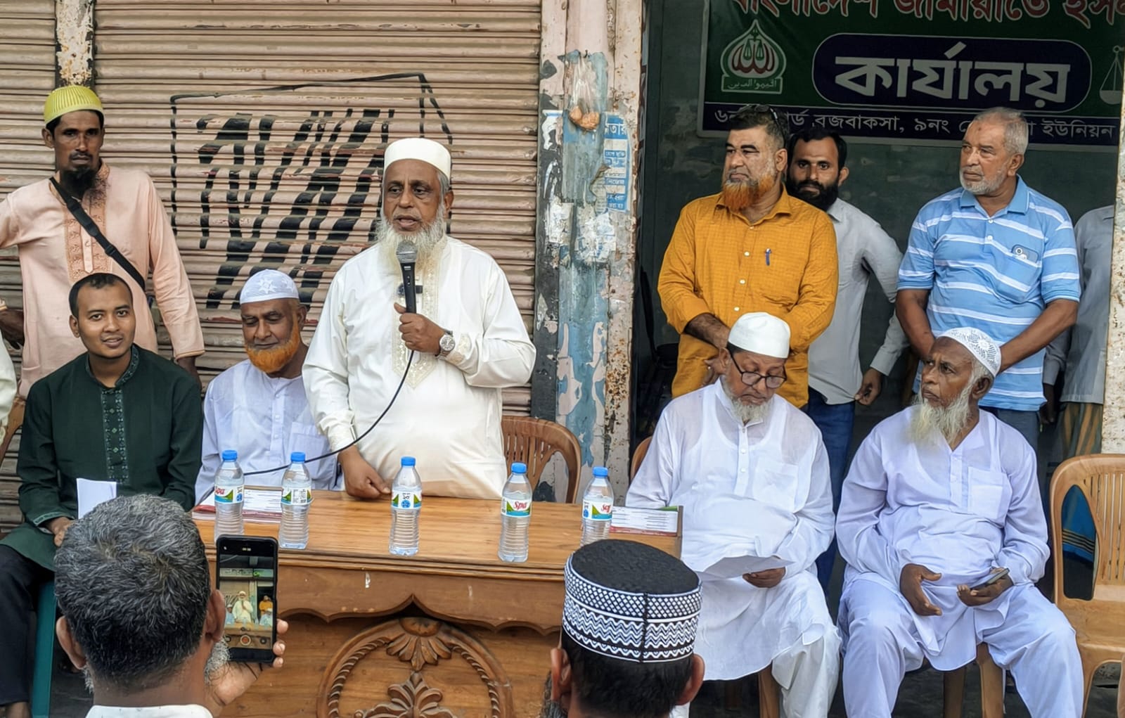 হেলাতলায় সাধারণ মানুষের সুখ-দুঃখ শুনতে মাঠে এমপি অধ্যক্ষ ইজ্জত উল্লাহ