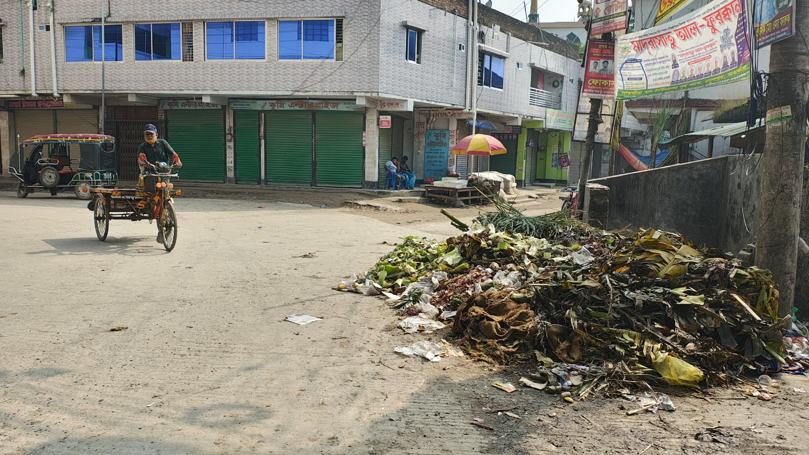 সাতক্ষীরা ডে-নাইট কলেজ মোড়ে ভাঙা ডাস্টবিন, সড়কে ময়লার স্তূপে দুর্ভোগে পথচারী ও ব্যবসায়ীরা