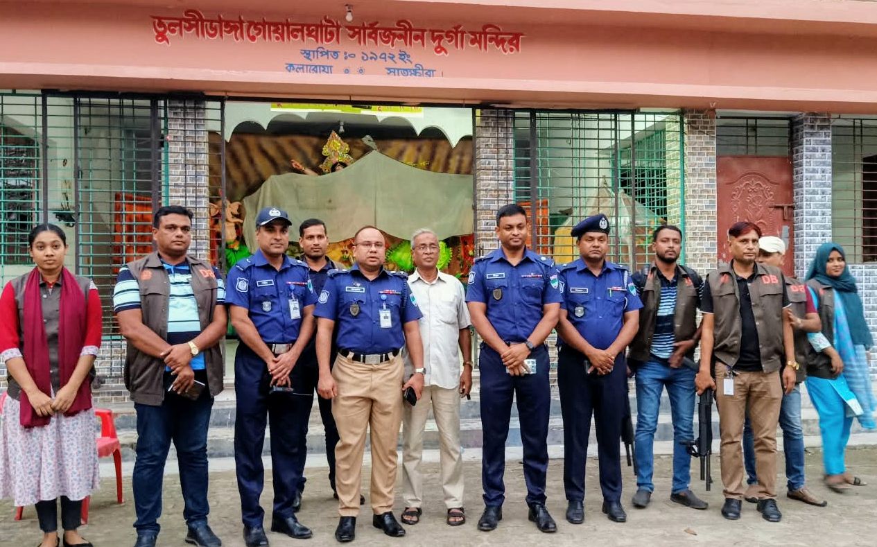 কলারোয়ায় দুর্গাপূজা মণ্ডপ পরিদর্শন করলেন পুলিশ সুপার